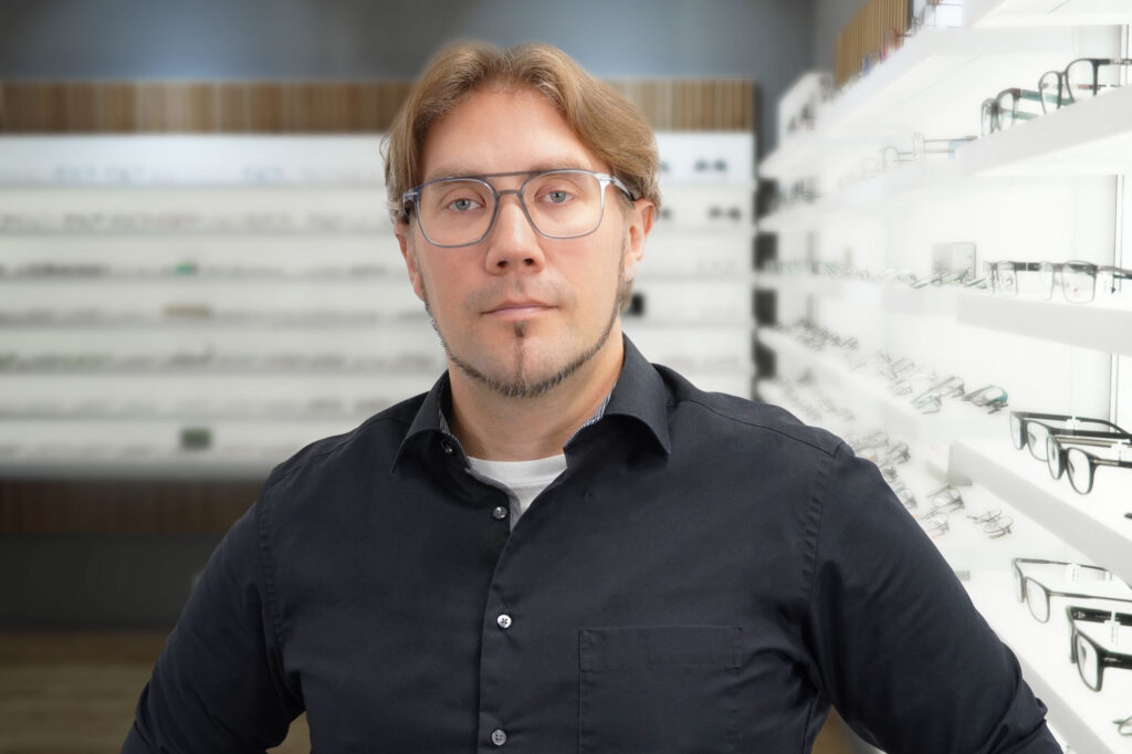 Alex Sturmheit: Augenoptikermeister bei Wichmann Brillen und Hörgeräte in Peine.